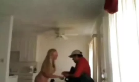 MILF ورزش با پمپ خلاء وحشی می شود داستانهای شهوانی گی