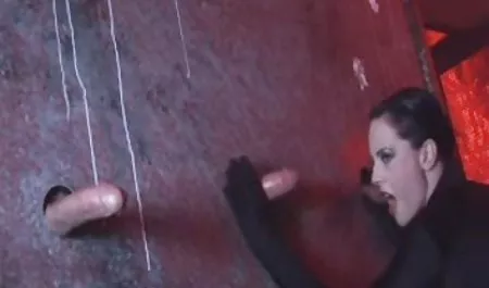 شخص تاریک ، پلاتر شلوغ را جمع سکس مامان شهوانی می کند