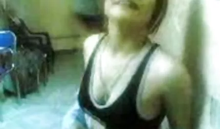 همسر سرگرم کننده با سرگرمی داستانهای مامانی شهوانی و گاو نر