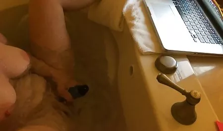 او هنوز با بدن شهوانی داستان سکسی تصویری خود سرگرم کننده است.