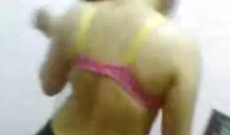 دختر برای جلوگیری از زرد MC169 ، مانتی را لگد می شهوانی ضربدری زند