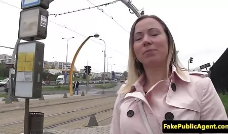 پاشنه پا را با زبان سکس با مادر شهوانی تمیز کنید