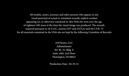 دی دی لین با راحتی در داستان های سکسی در شهوانی یک صندلی استمناء می کند